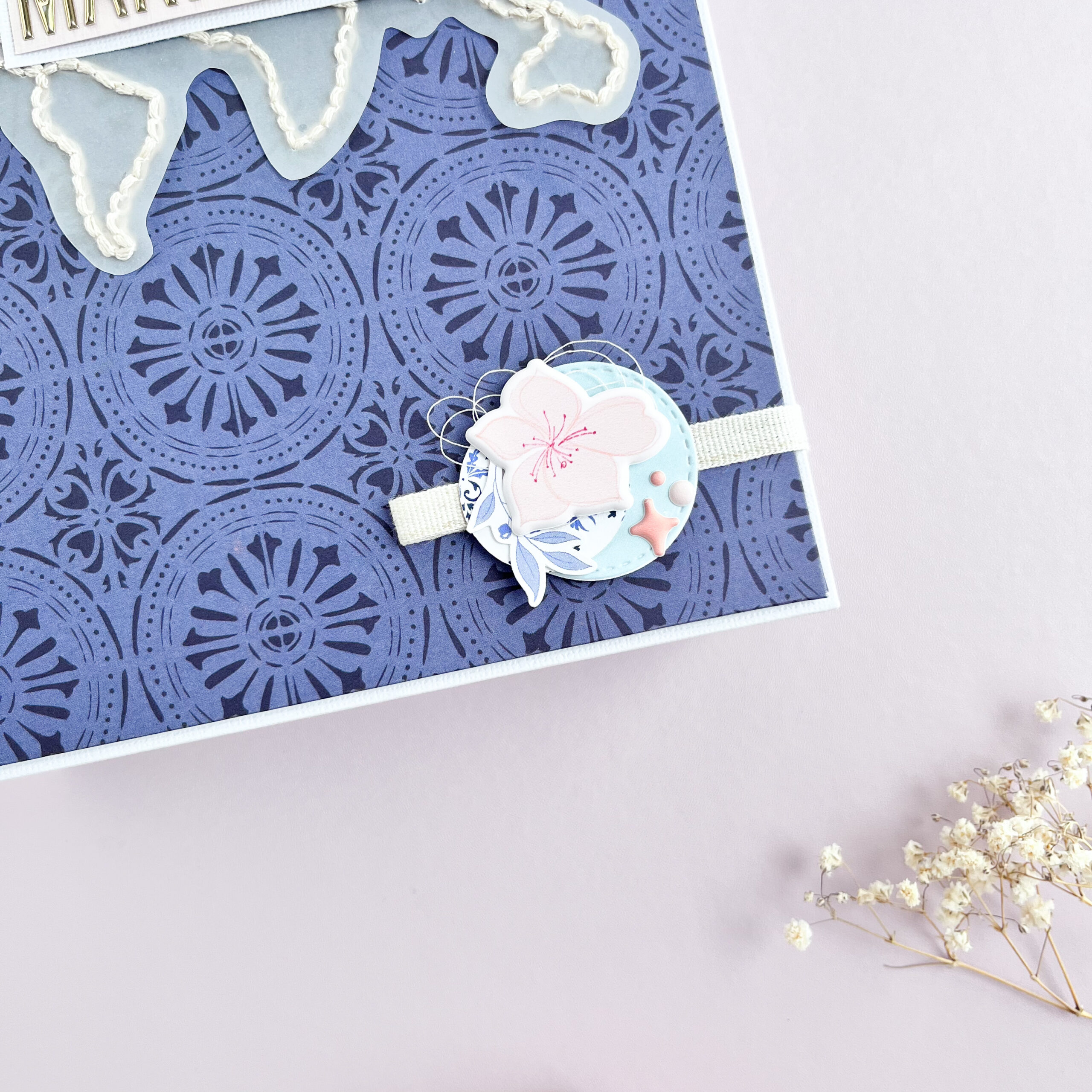 Talleres online de Scrapbooking: aprende a crear álbumes y proyectos creativos desde casa con lecciones en vídeo y recursos exclusivos.