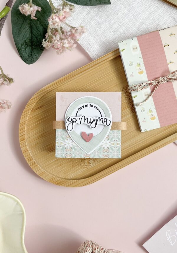 Ejemplo de uso del sello ‘Calma’ de Bihotzez Scrap en un proyecto de scrapbooking, ideal para transmitir serenidad y bienestar
