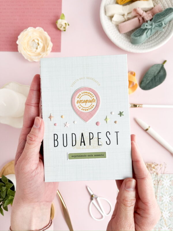 aller de scrapbooking online para crear álbumes de recuerdos personalizados con papeles decorativos y técnicas creativas