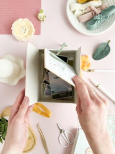 aller de scrapbooking online para crear álbumes de recuerdos personalizados con papeles decorativos y técnicas creativas