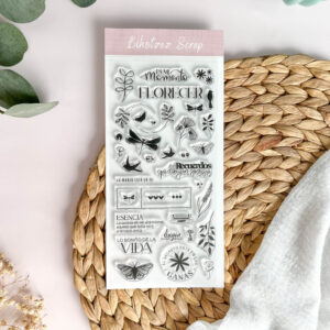 Sello acrílico Florecer de 10 x 21 cm con ilustraciones de flores, ramas, mariposas y frases motivadoras, ideal para scrapbooking, journaling y proyectos creativos con un toque natural y emocional.