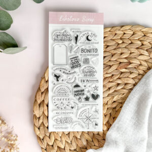 Sello acrílico Momentos de 10 x 21 cm con frases, cámara de fotos, corazones, estrellas y flores. Ideal para scrapbooking y compatible con el troquel de etiquetas.