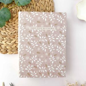 Álbum Mi Calma con estampado floral exclusivo y anillas metálicas tipo planner, compatible con fundas A5/6 anillas.