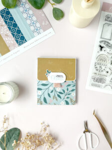 Crea un sobre con mini álbum con la colección Mi Calma. Un proyecto de scrapbooking fácil, rápido y personalizable, ideal para documentar momentos especiales.