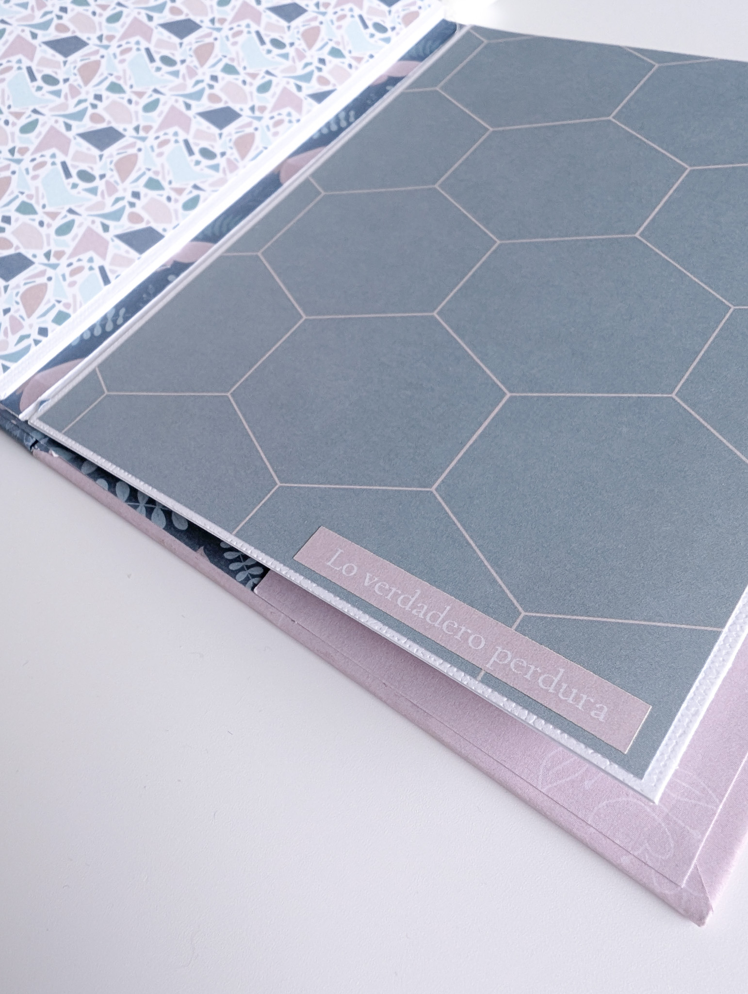 Mini álbum scrapbooking Mi Calma con papeles de Bihotzez Scrap