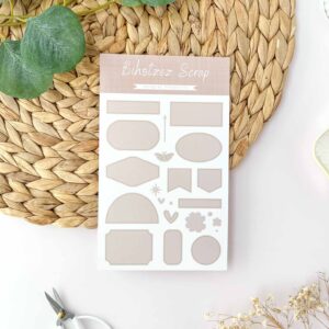 Troquel de etiquetas de scrapbooking con formas variadas y pequeños elementos decorativos.