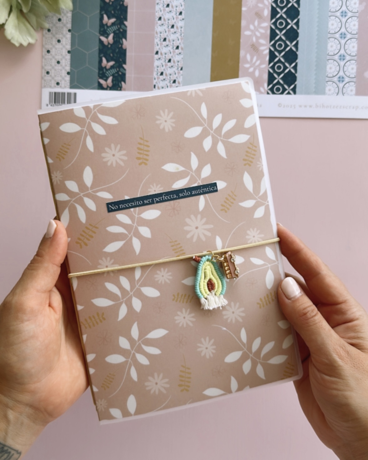 Álbum tipo midori de scrapbooking para guardar recuerdos bonitos y practicar journaling