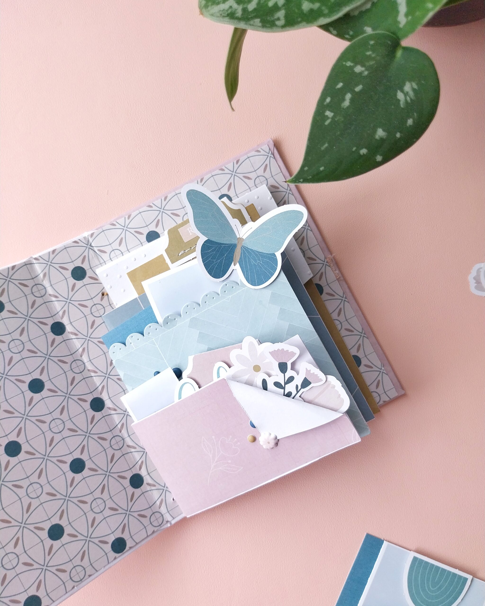 Mini álbum hecho por Loreta (@elclubdelashadas) con la colección Mi Calma de Bihotzez Scrap. Diseño con un lomo original, delicado y lleno de detalles.