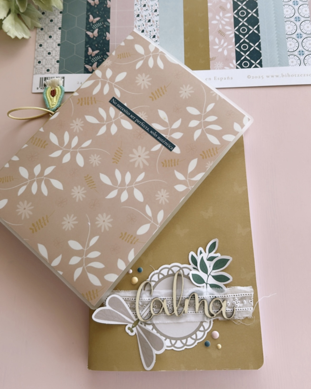 Álbum tipo midori de scrapbooking para guardar recuerdos bonitos y practicar journaling