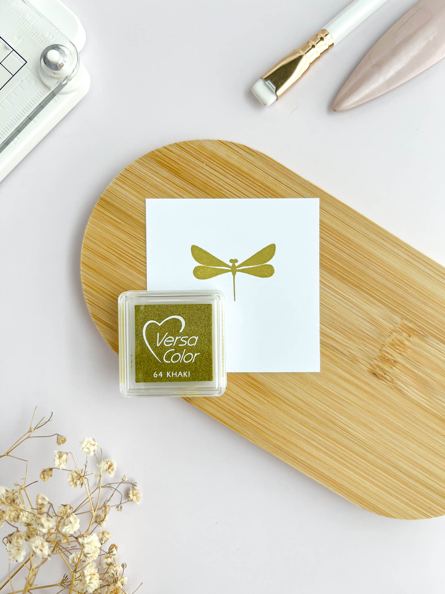 Almohadilla de tinta VersaColor mini Tsukineko color Olive para scrapbooking y embossing.