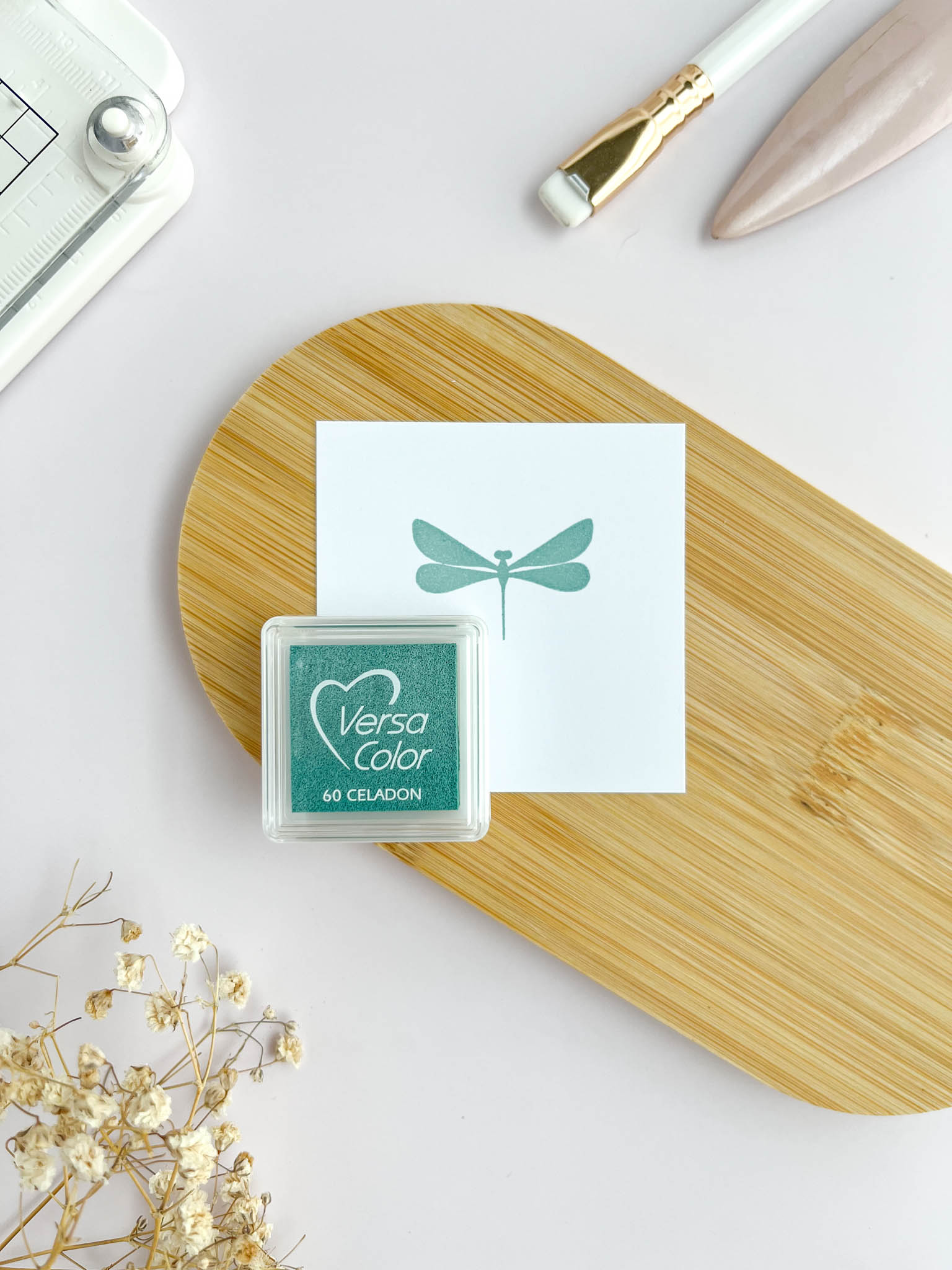 Almohadilla de tinta VersaColor mini Tsukineko color Olive para scrapbooking y embossing.