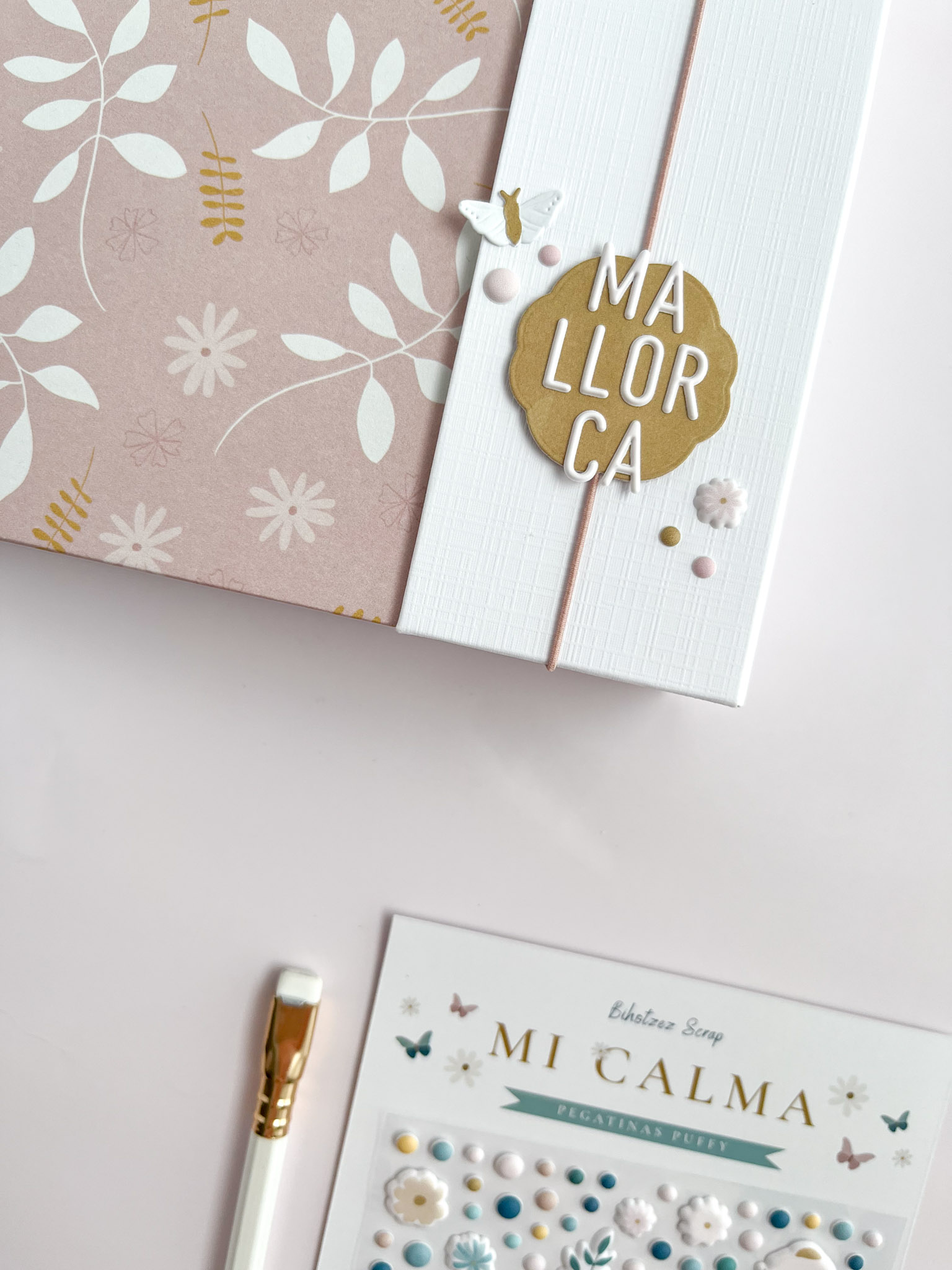 Álbum de scrapbooking sencillo decorado con la colección Mi Calma