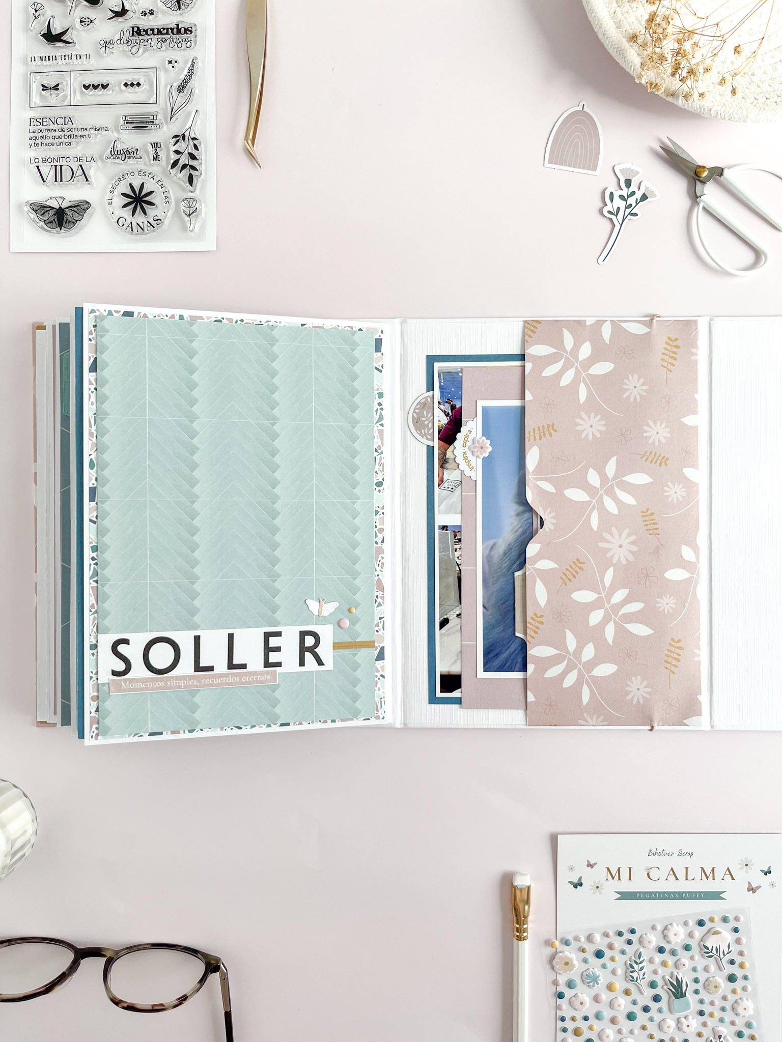 Álbum de scrapbooking sencillo decorado con la colección Mi Calma