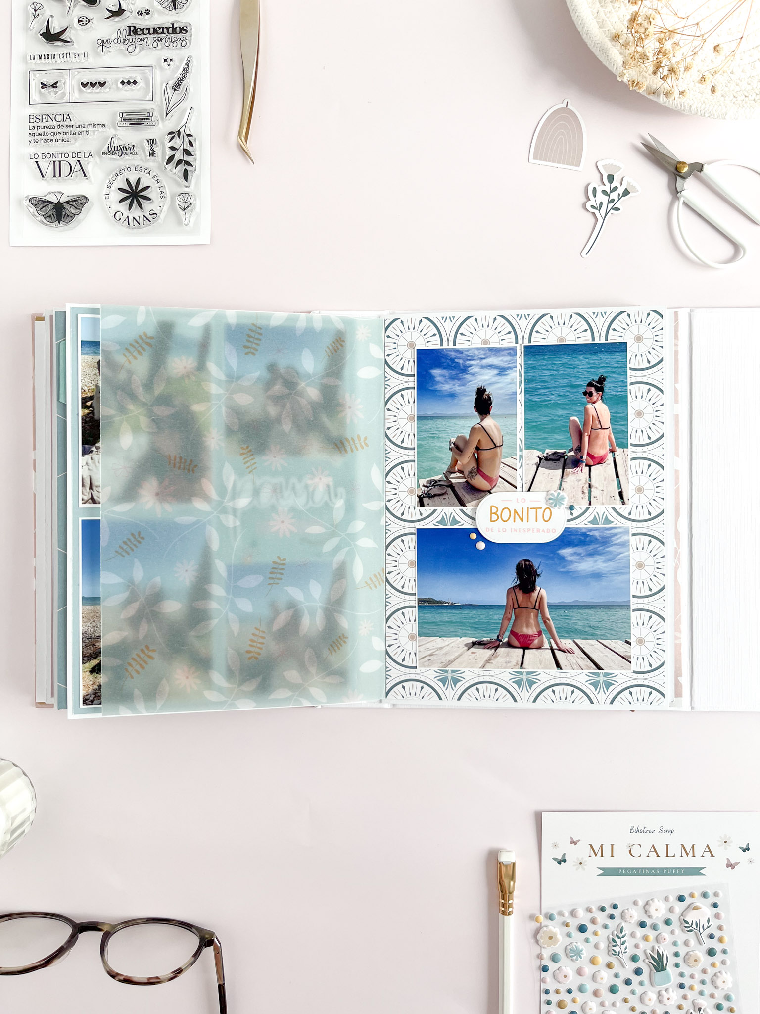 Álbum de scrapbooking sencillo decorado con la colección Mi Calma