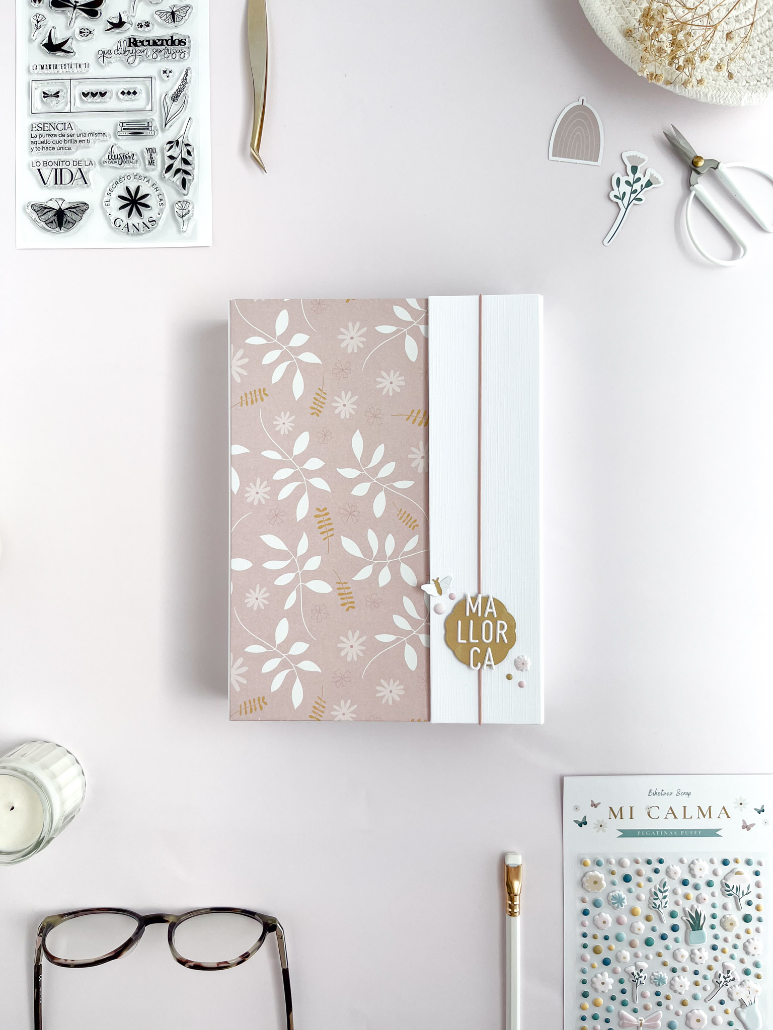 Álbum de scrapbooking sencillo decorado con la colección Mi Calma