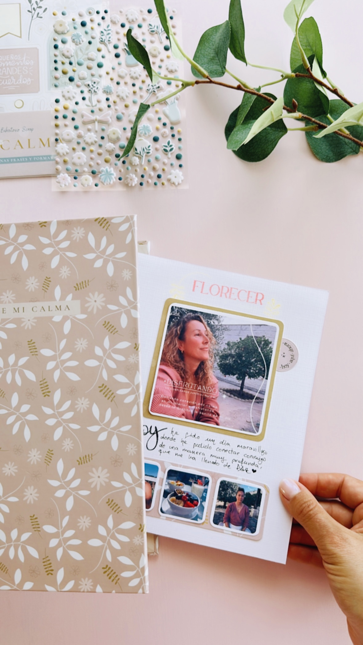 Página de art journal creada con la colección Mi Calma, con fotos, papeles decorados, vellum, puffys y sellos.