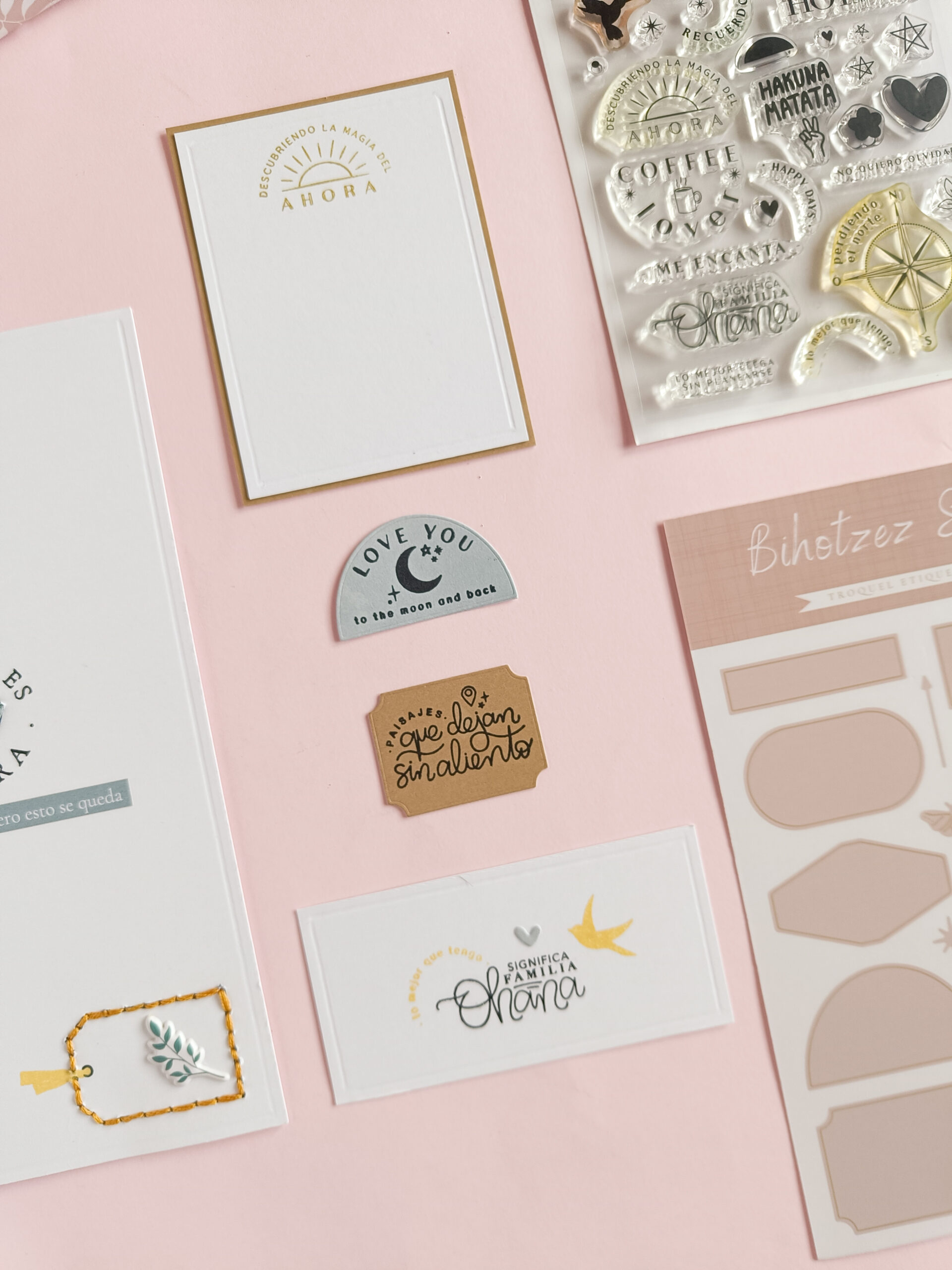 Páginas de scrapbooking en un álbum de anillas de 6 anillas decorado con bordado, vellum y sellos, perfecto para documentar recuerdos especiales.