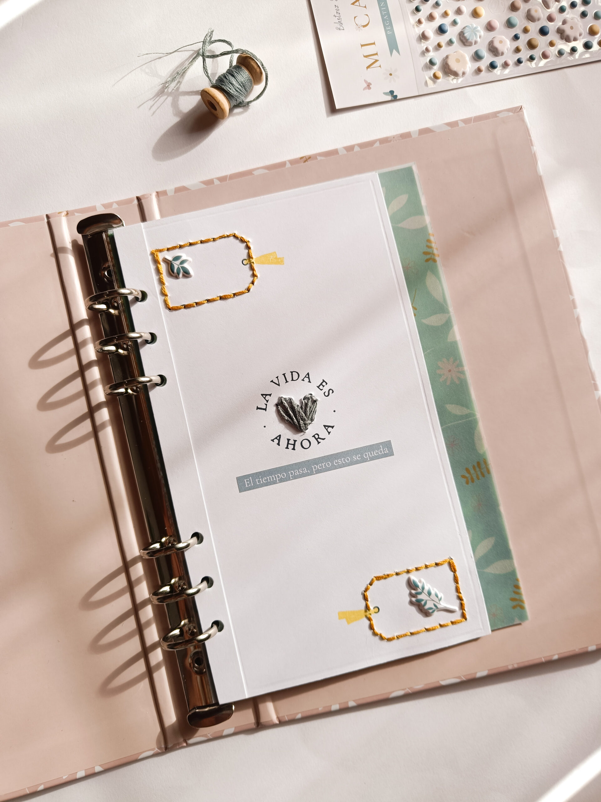 Páginas de scrapbooking en un álbum de anillas de 6 anillas decorado con bordado, vellum y sellos, perfecto para documentar recuerdos especiales.