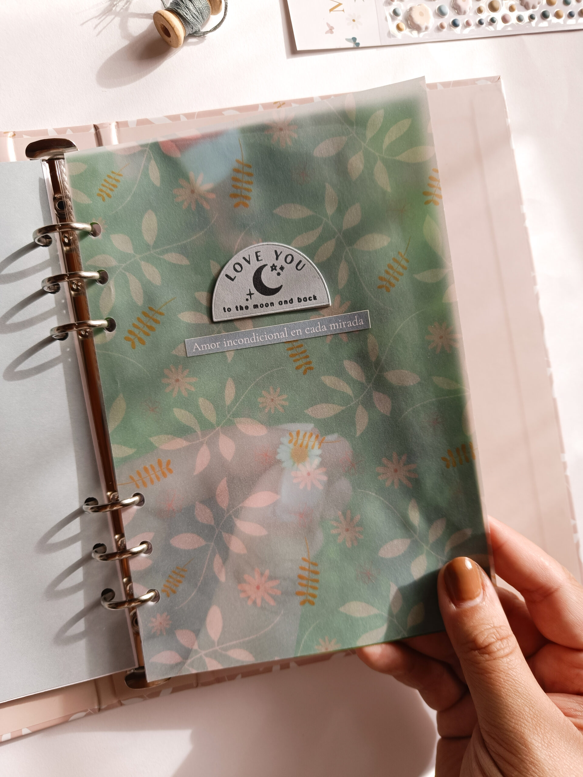 Páginas de scrapbooking en un álbum de anillas de 6 anillas decorado con bordado, vellum y sellos, perfecto para documentar recuerdos especiales.