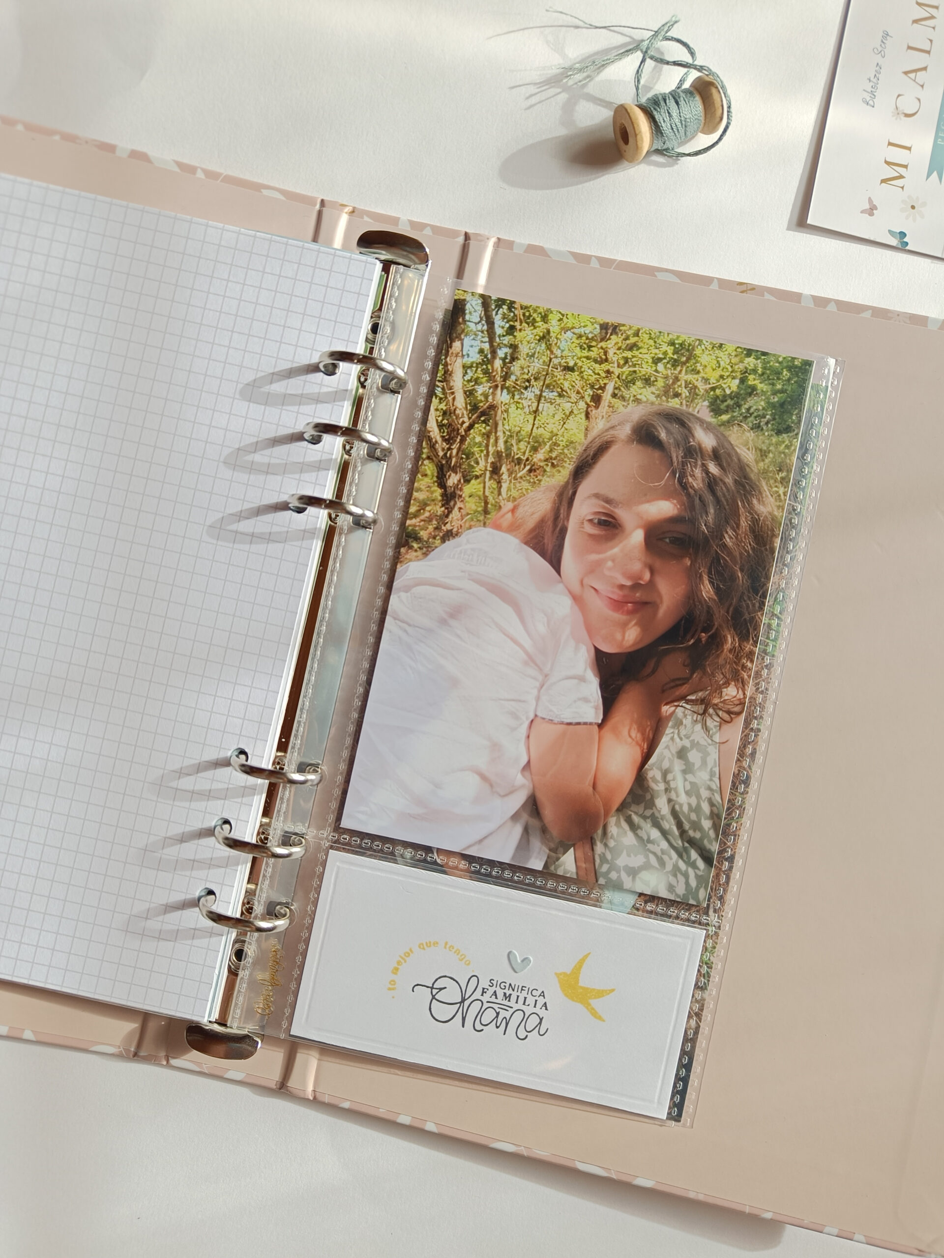 Páginas de scrapbooking en un álbum de anillas de 6 anillas decorado con bordado, vellum y sellos, perfecto para documentar recuerdos especiales.