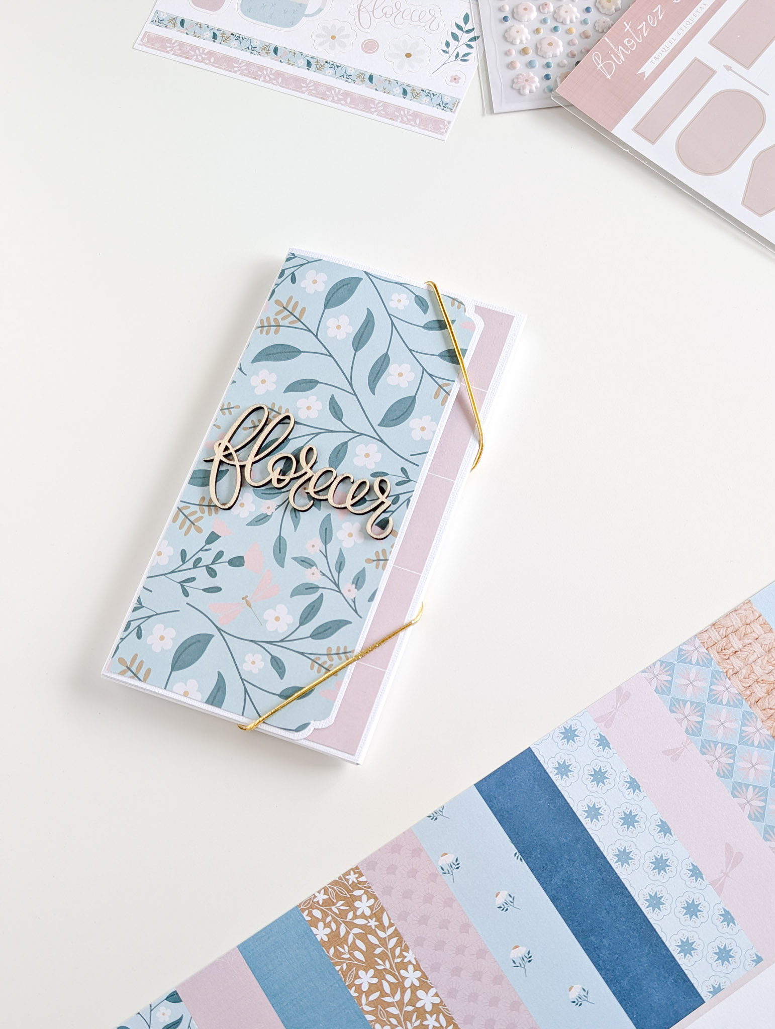 Carpeta de scrapbooking con la colección Mi Calma de Bihotzez Scrap.