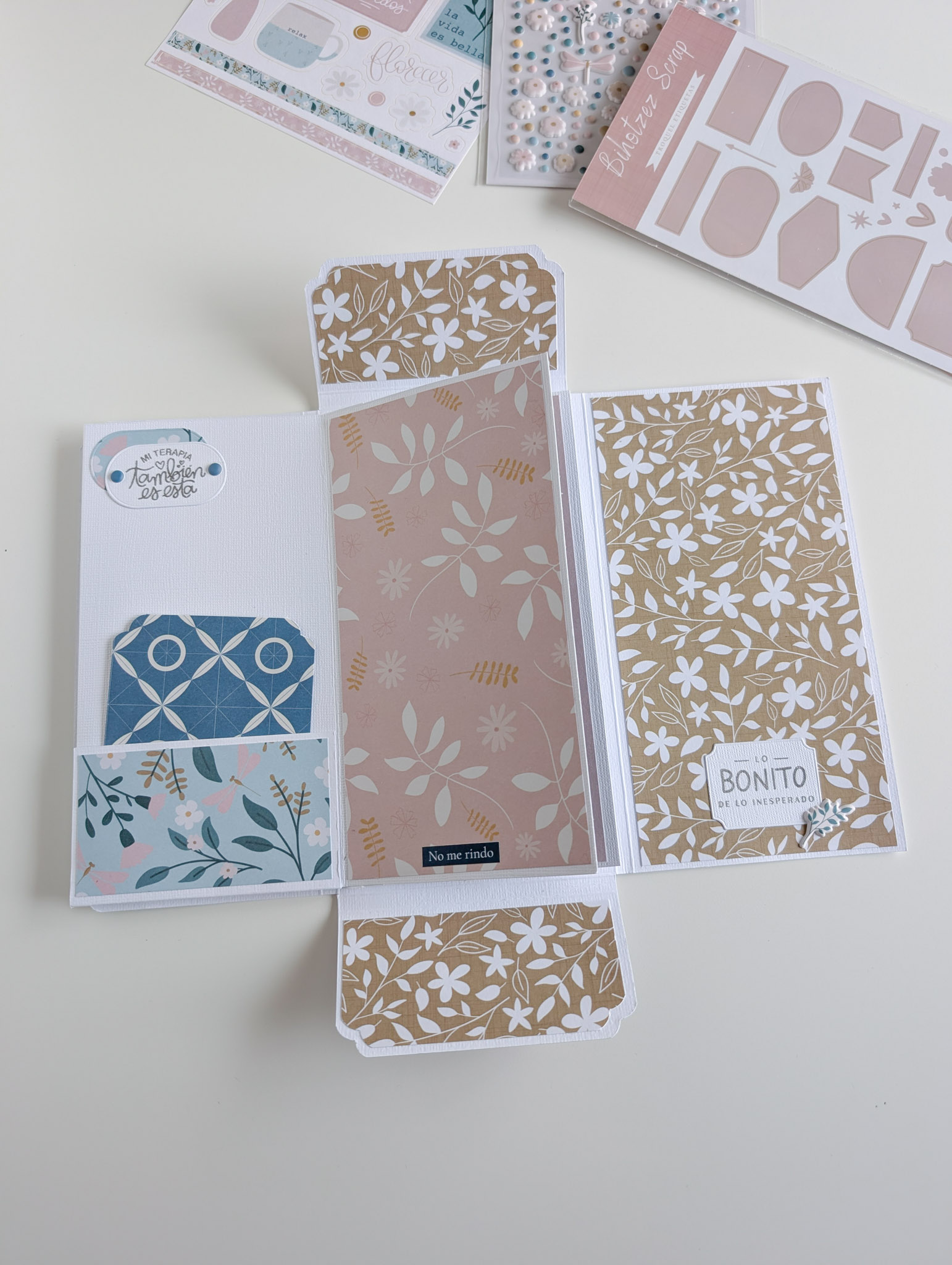 Carpeta de scrapbooking con la colección Mi Calma de Bihotzez Scrap.