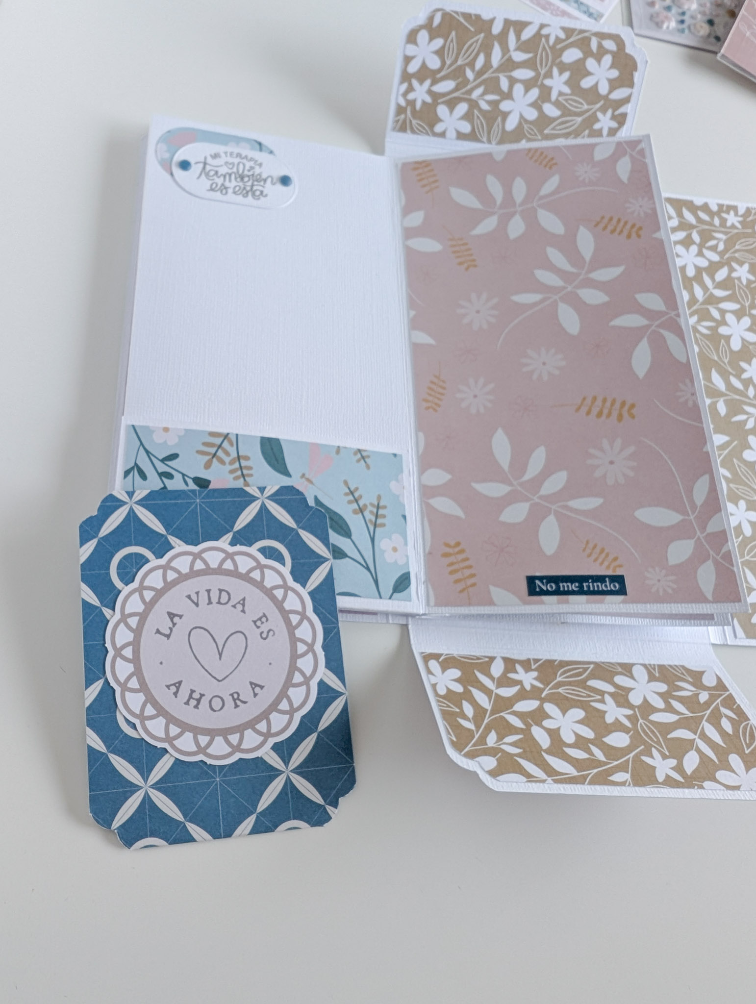 Carpeta de scrapbooking con la colección Mi Calma de Bihotzez Scrap.