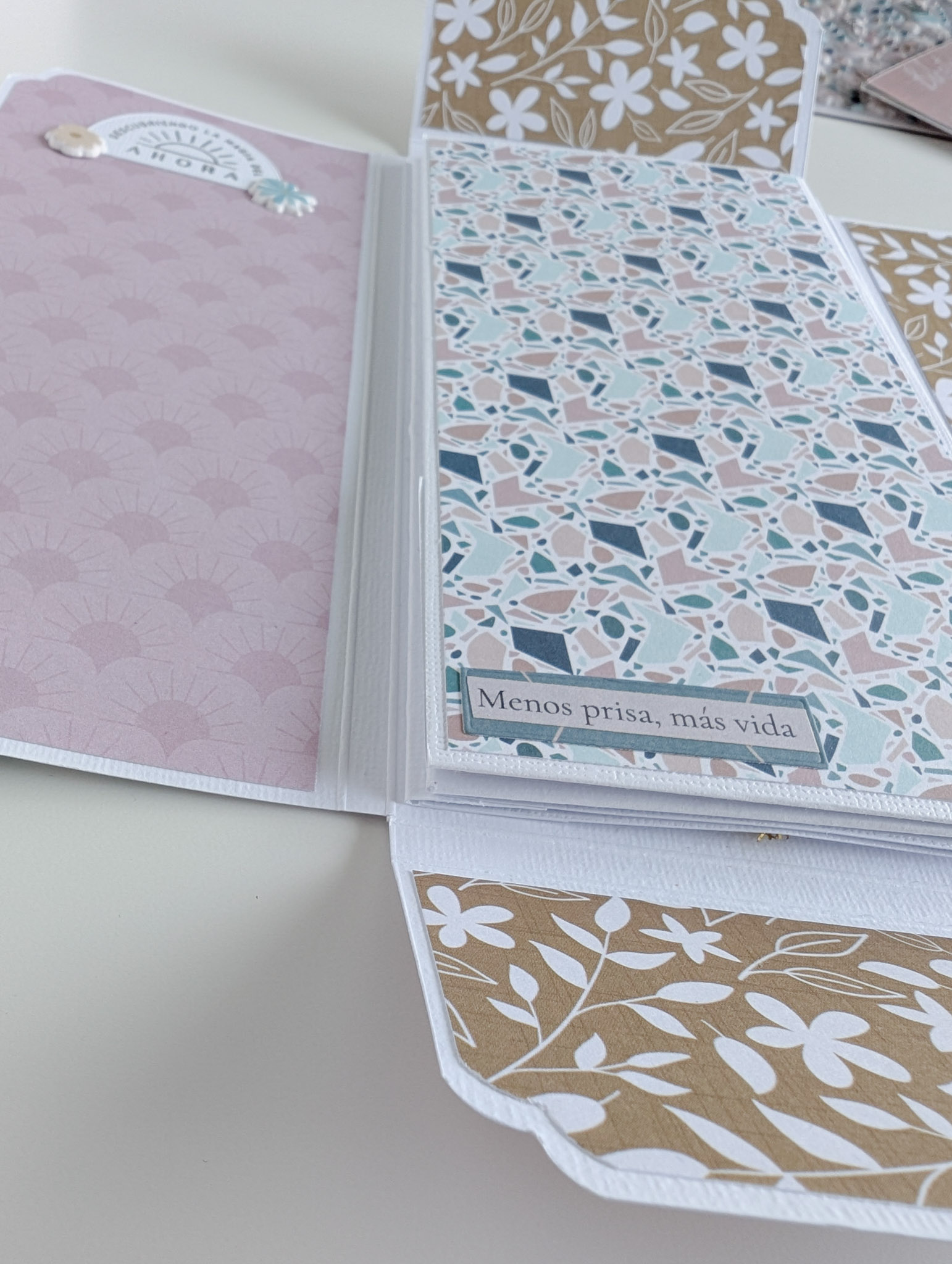 Carpeta de scrapbooking con la colección Mi Calma de Bihotzez Scrap.