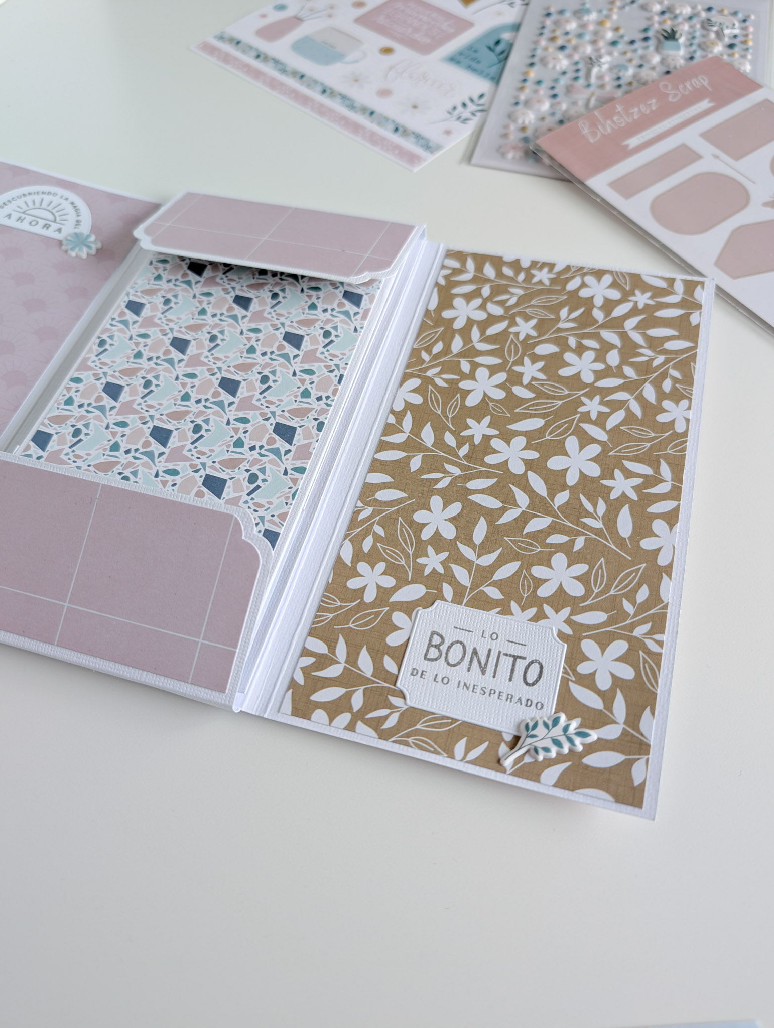 Carpeta de scrapbooking con la colección Mi Calma de Bihotzez Scrap.