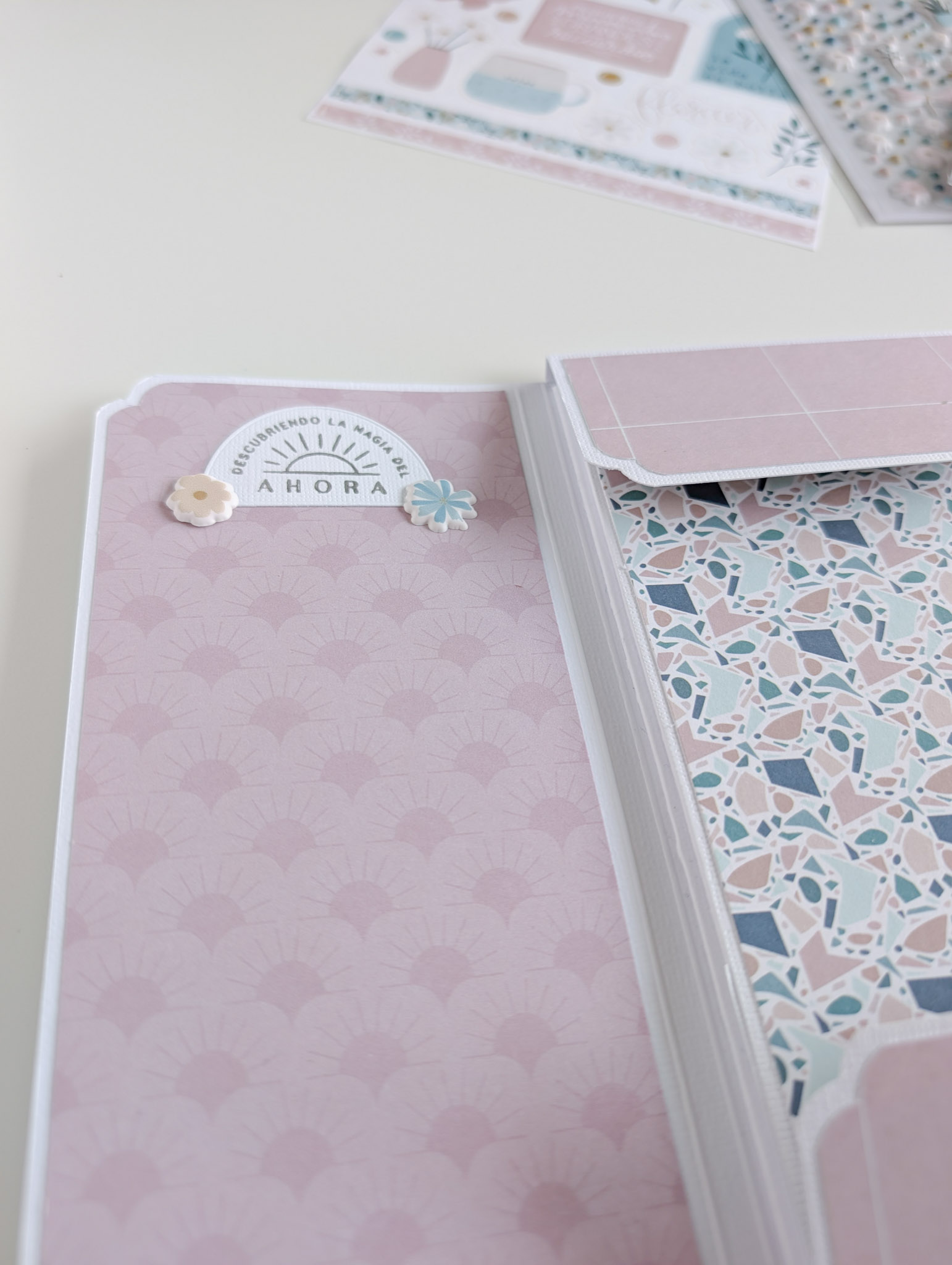 Carpeta de scrapbooking con la colección Mi Calma de Bihotzez Scrap.