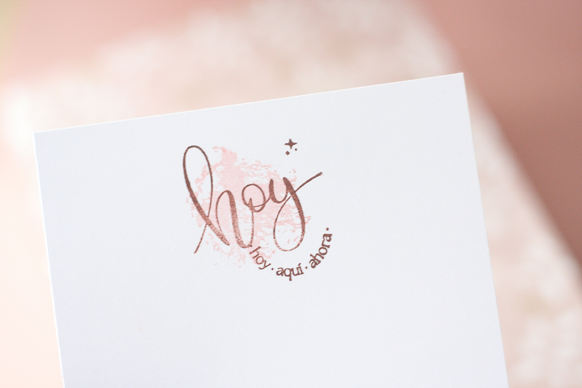 Loreta muestra cómo combinar sellos acrílicos y tintas en un proyecto de scrapbooking.