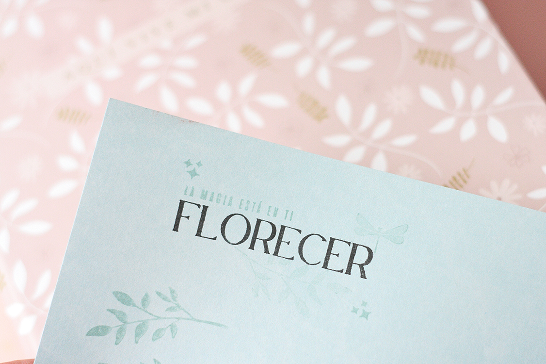 Loreta muestra cómo combinar sellos acrílicos y tintas en un proyecto de scrapbooking.