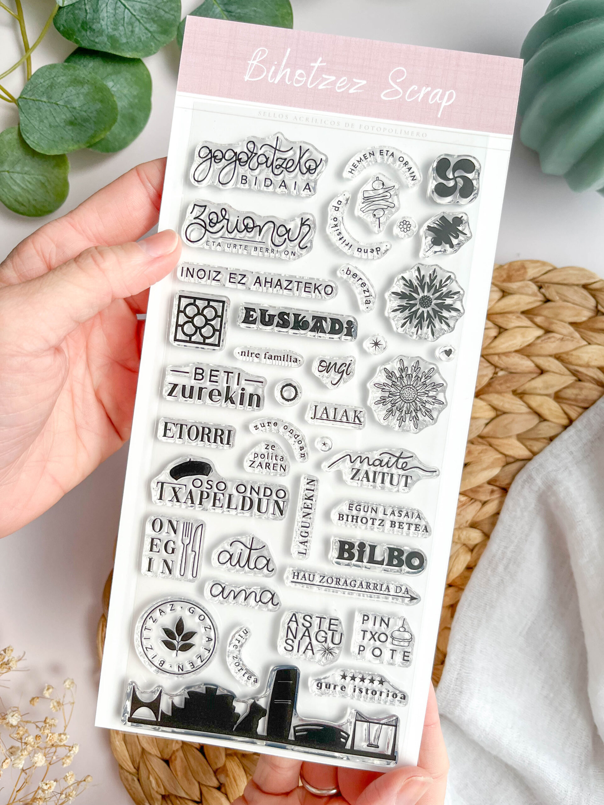 Sello acrílico en euskera con diseños inspirados en Bilbao, como la baldosa, el eguskilore y el skyline de la ciudad. Perfecto para scrapbooking.