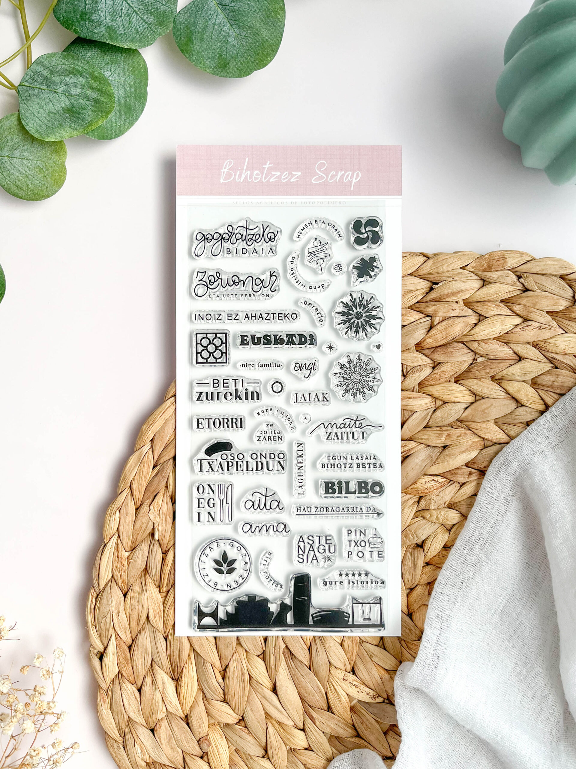 Sello acrílico en euskera con diseños inspirados en Bilbao, como la baldosa, el eguskilore y el skyline de la ciudad. Perfecto para scrapbooking.