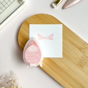 Almohadilla de tinta VersaMagic Dew Drop Pixie Dust de Tsukineko, color rosa pastel con efecto tiza, ideal para scrapbooking y tarjetería.