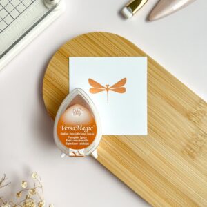Almohadilla de tinta VersaMagic Dew Drop pumpukin spice de Tsukineko, color rosa pastel con efecto tiza, ideal para scrapbooking y tarjetería.