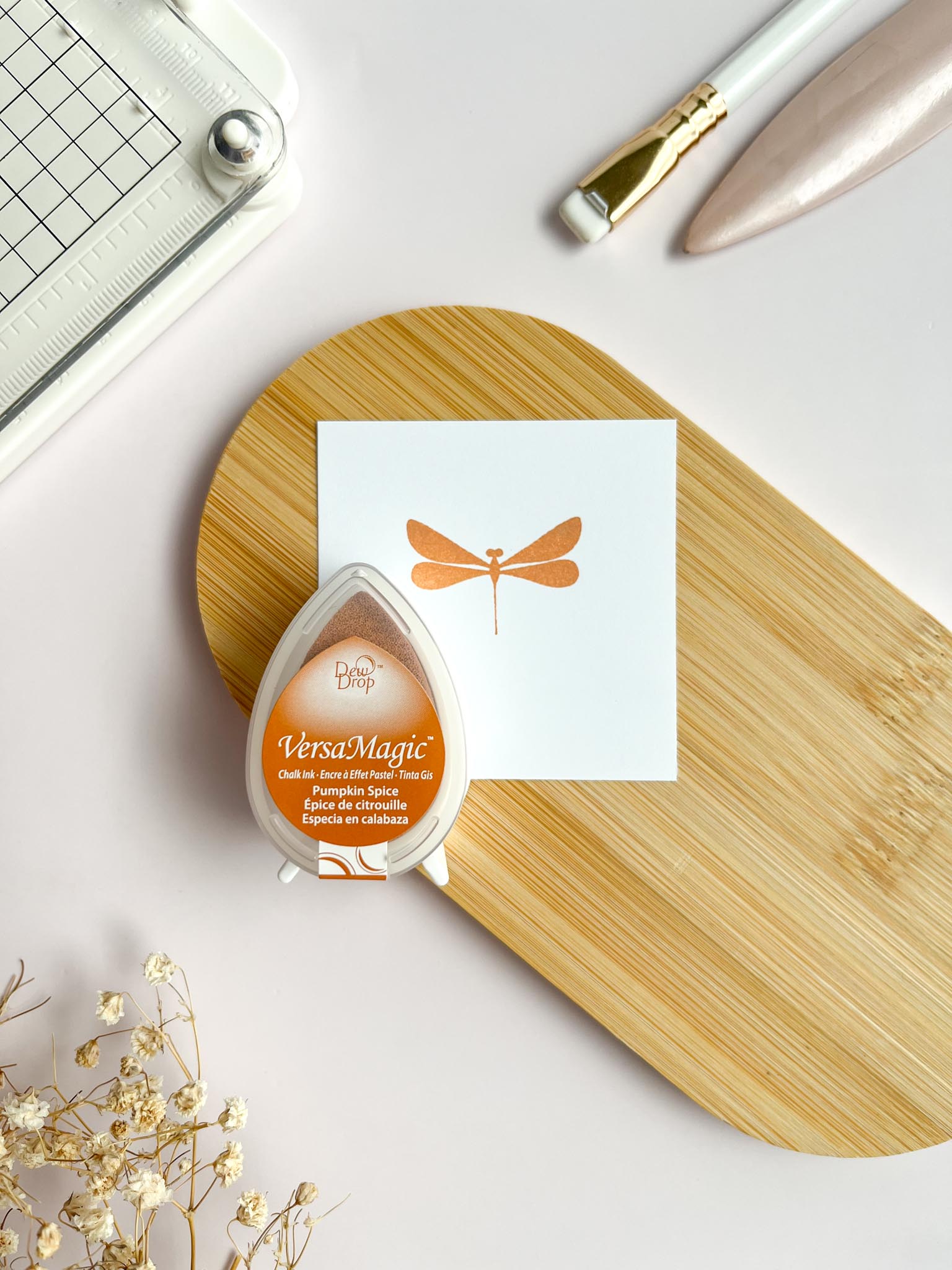 Almohadilla de tinta VersaMagic Dew Drop pumpukin spice de Tsukineko, color rosa pastel con efecto tiza, ideal para scrapbooking y tarjetería.