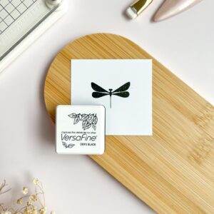 Almohadilla de tinta VersaFine Onyx Black de Tsukineko, color negro intenso, ideal para sellos con detalles finos, scrapbooking y journaling.