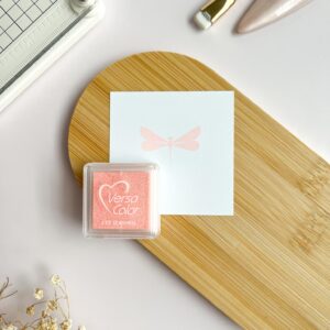 Almohadilla de tinta VersaColor mini Tsukineko color seashell para scrapbooking y embossing.