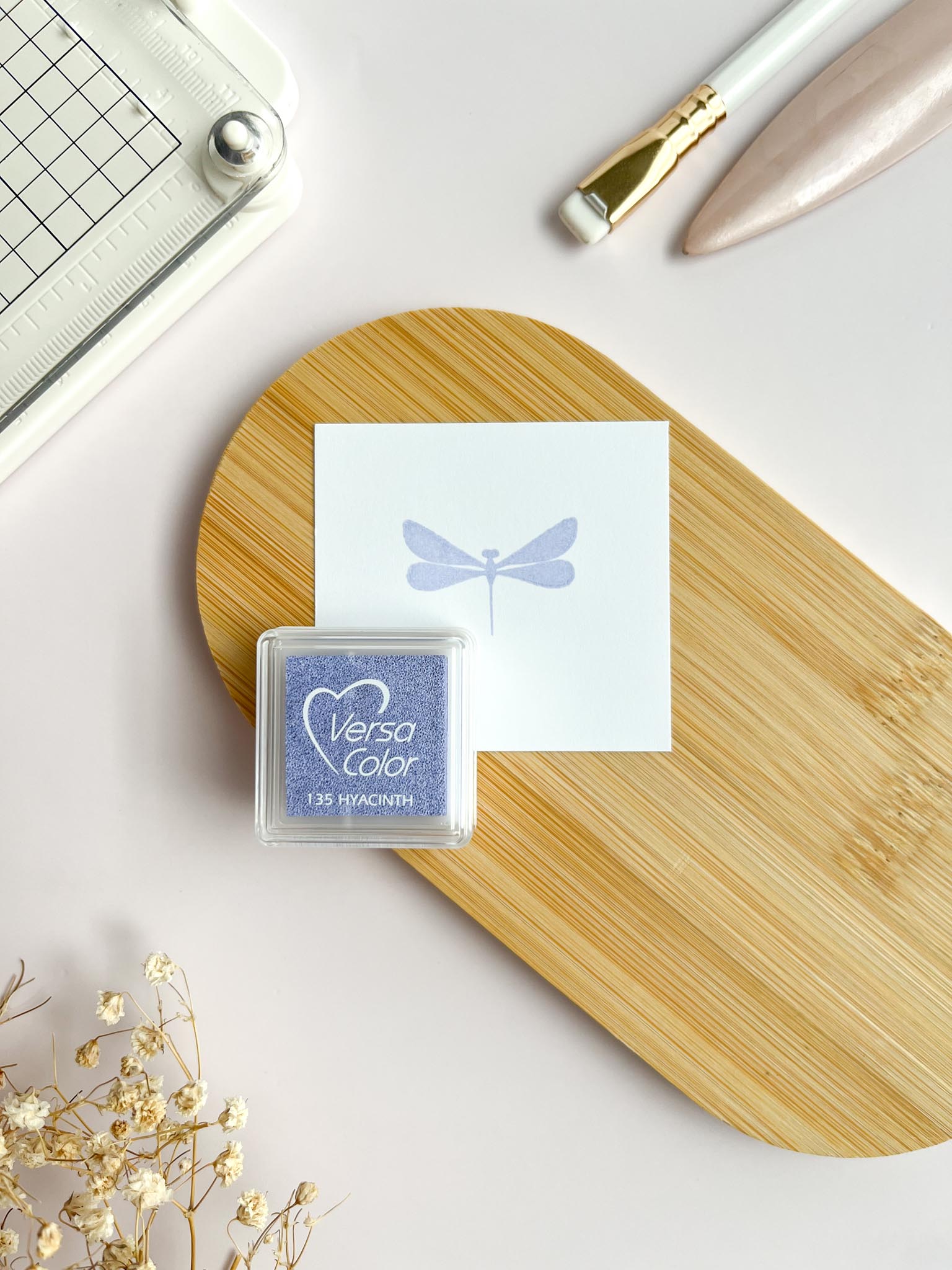 Almohadilla de tinta VersaColor mini Tsukineko color HYACINTH para scrapbooking y embossing.