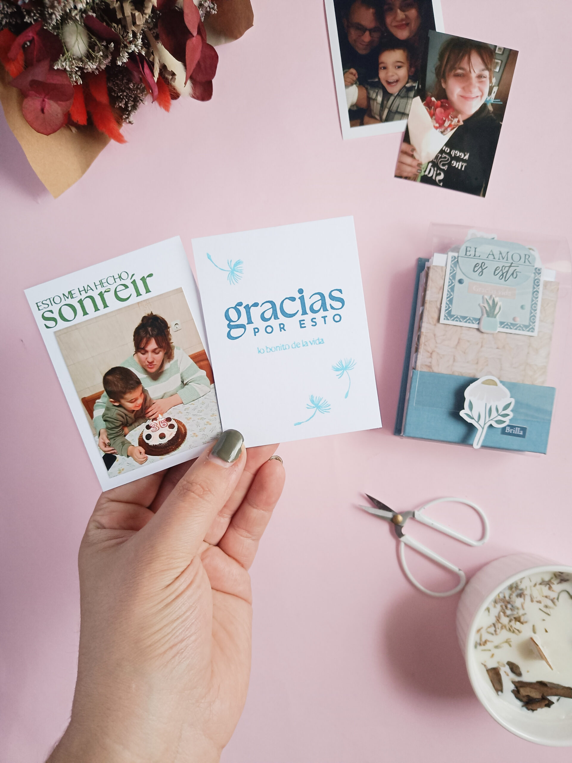 Mini álbum Mi calma decorado con puffy stickers y frases.