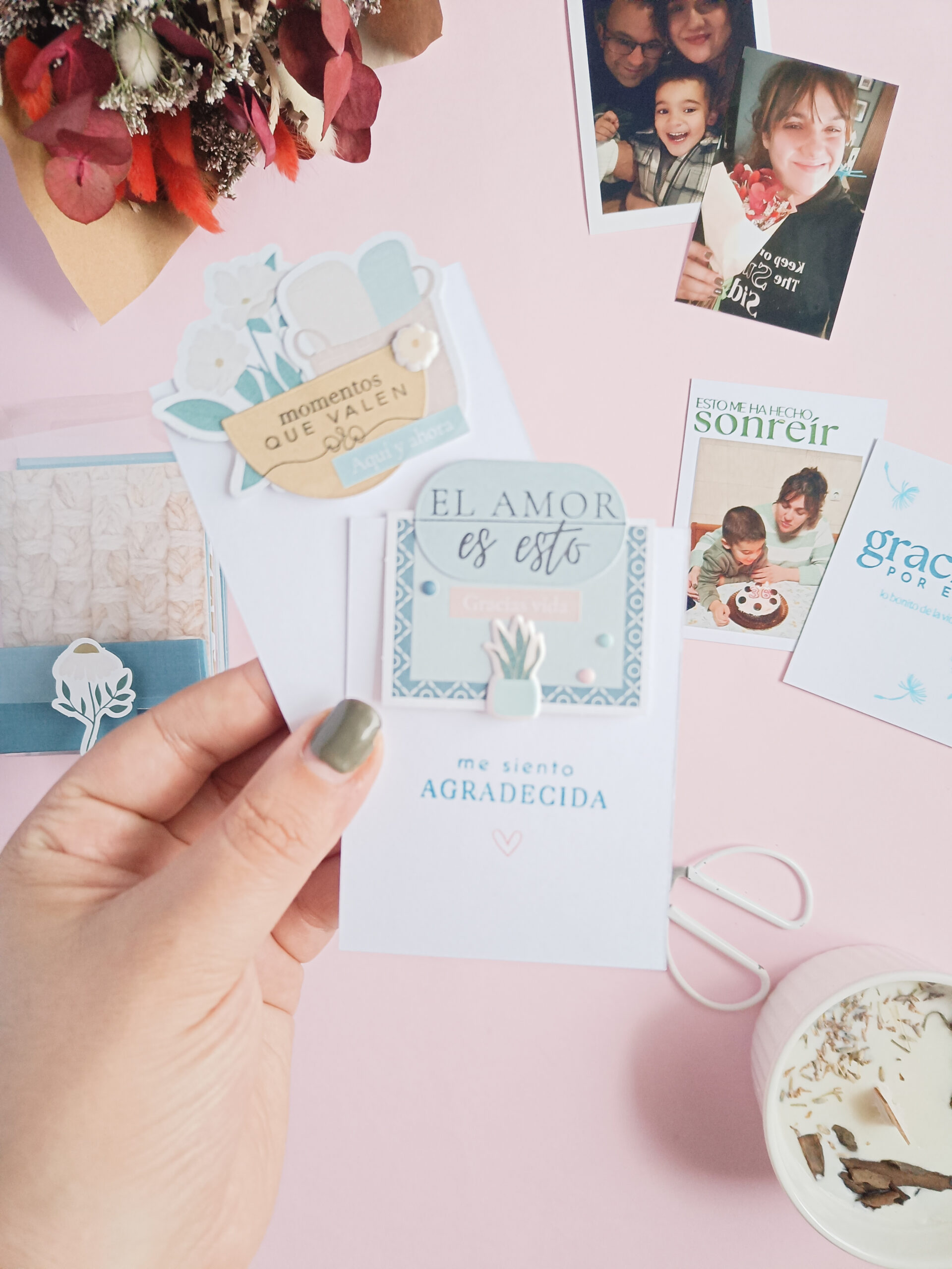 Mini álbum Mi calma decorado con puffy stickers y frases.