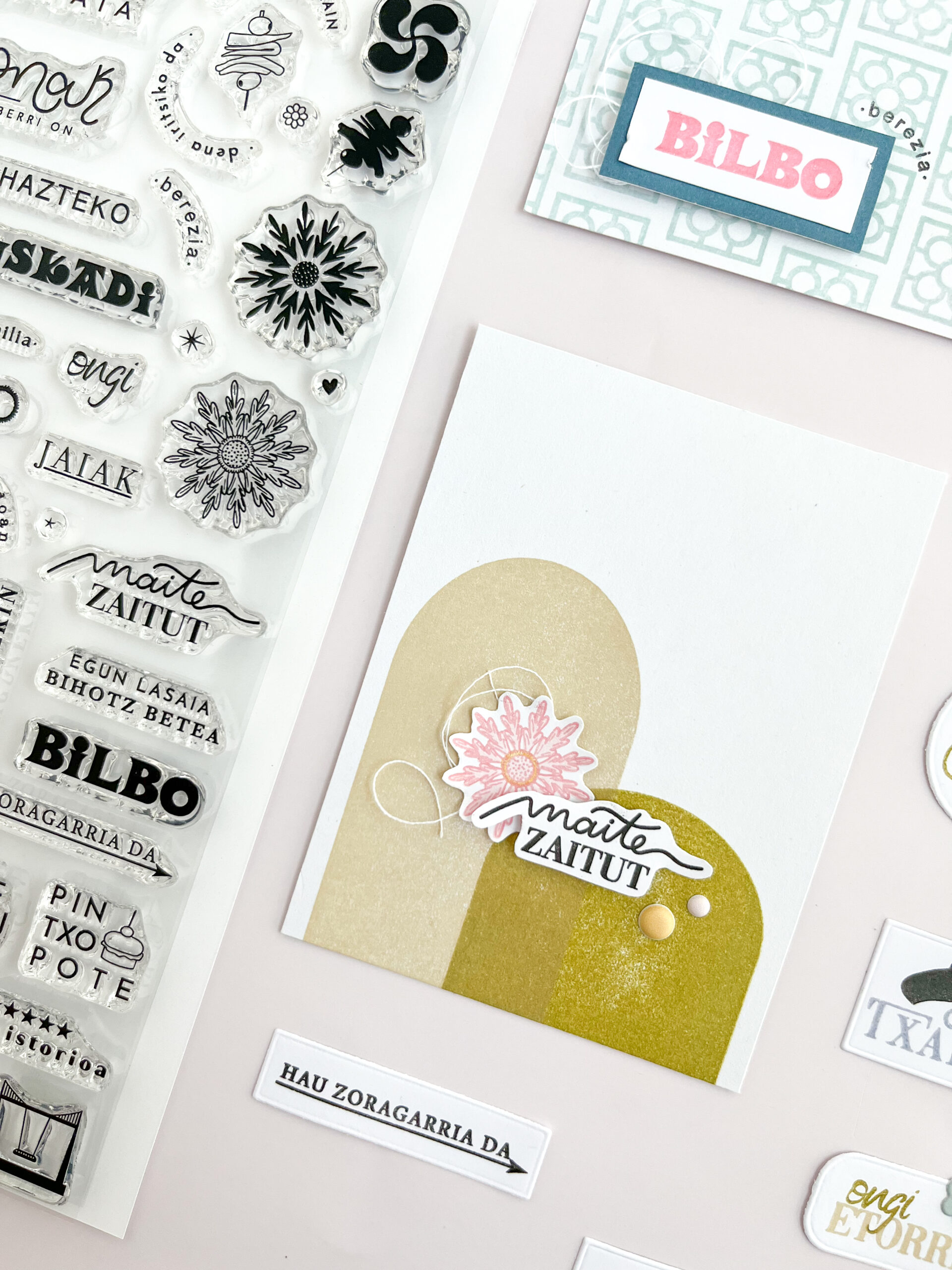 Sellos acrílicos Gratitud y Bilbo de Bihotzez Scrap, colección que une gratitud, emociones y cultura vasca.