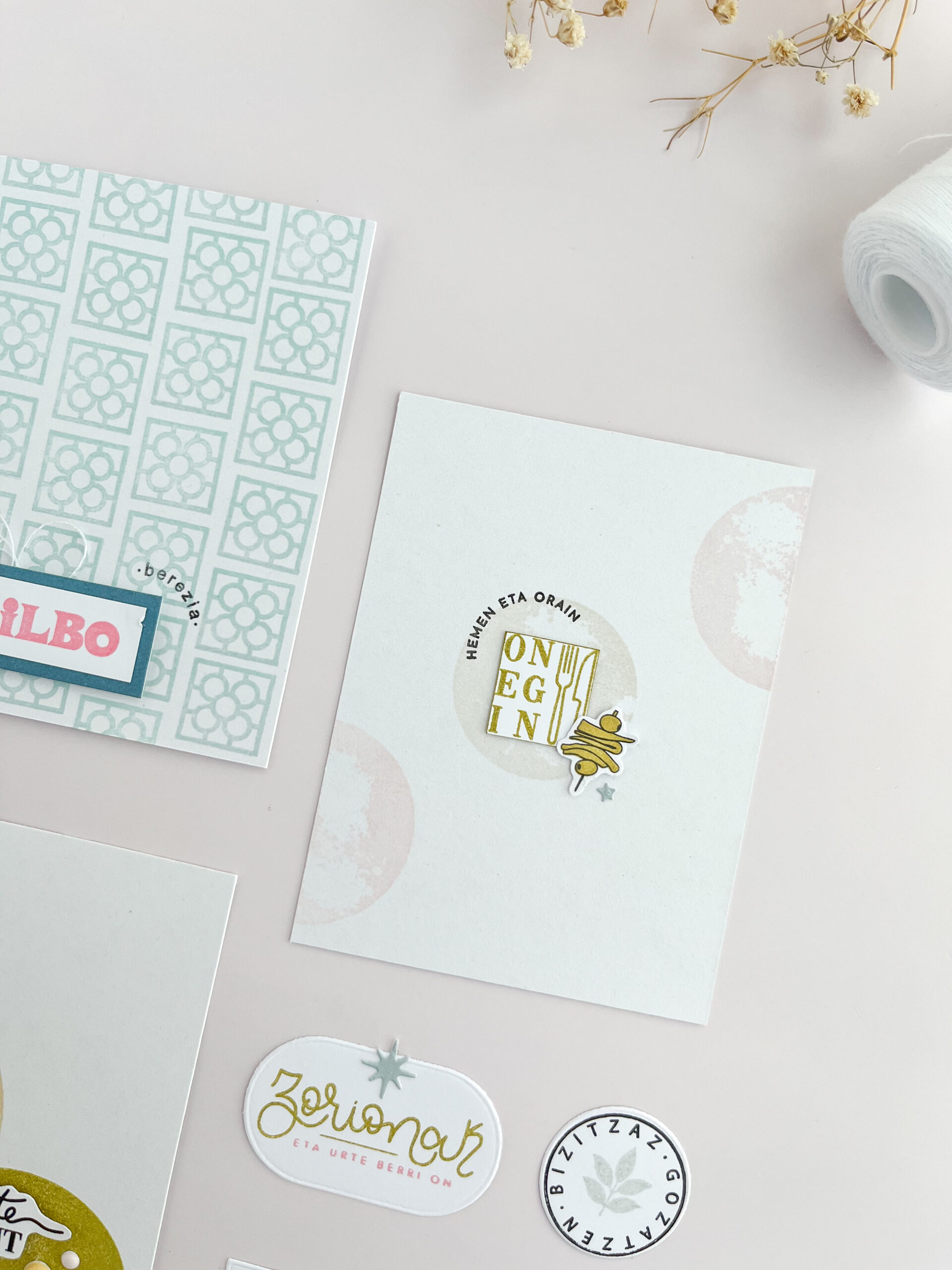 Sellos acrílicos Gratitud y Bilbo de Bihotzez Scrap, colección que une gratitud, emociones y cultura vasca.