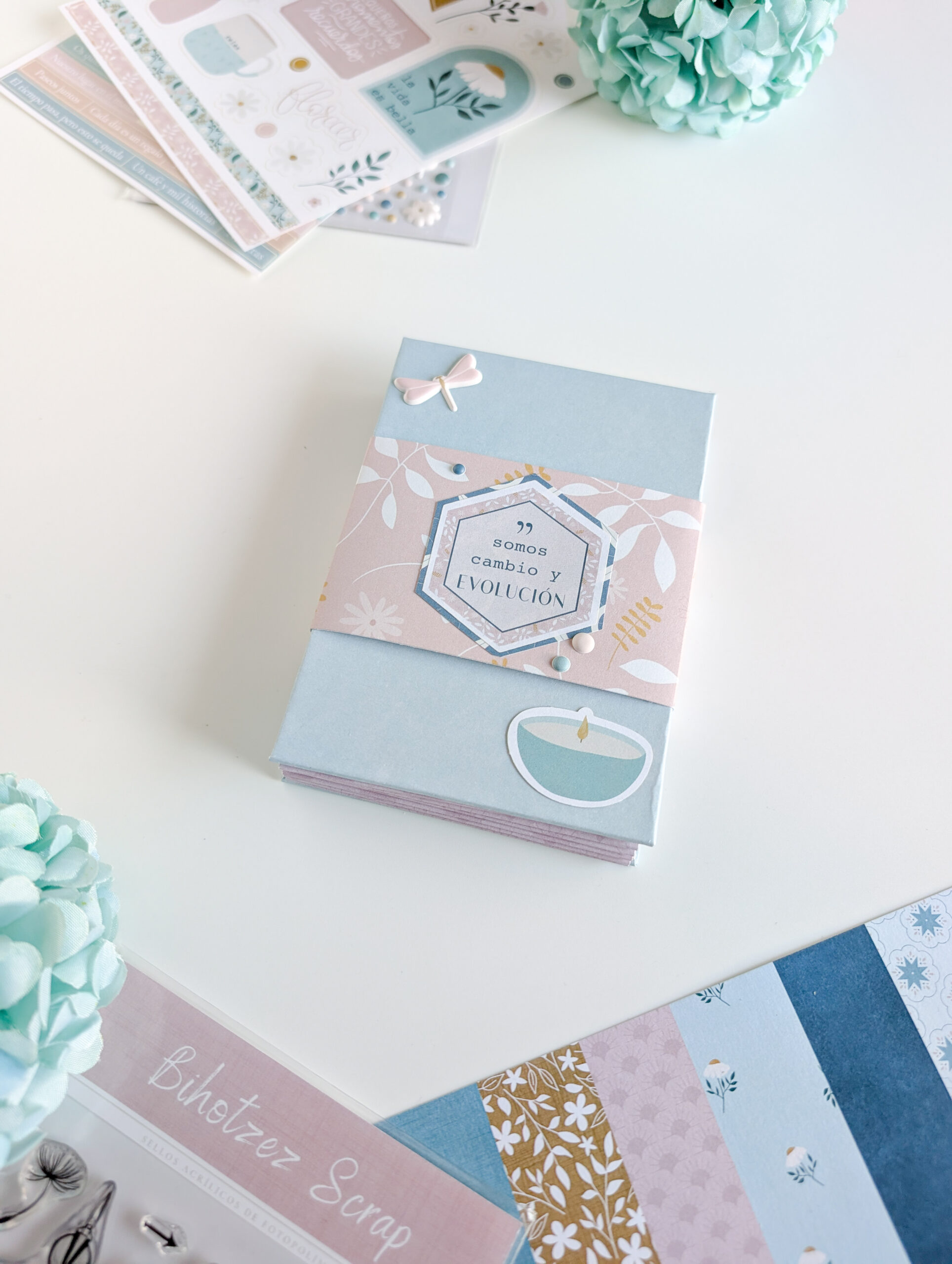 Mini álbum de sobres decorado con la colección Mi Calma y el sello Gratitud.