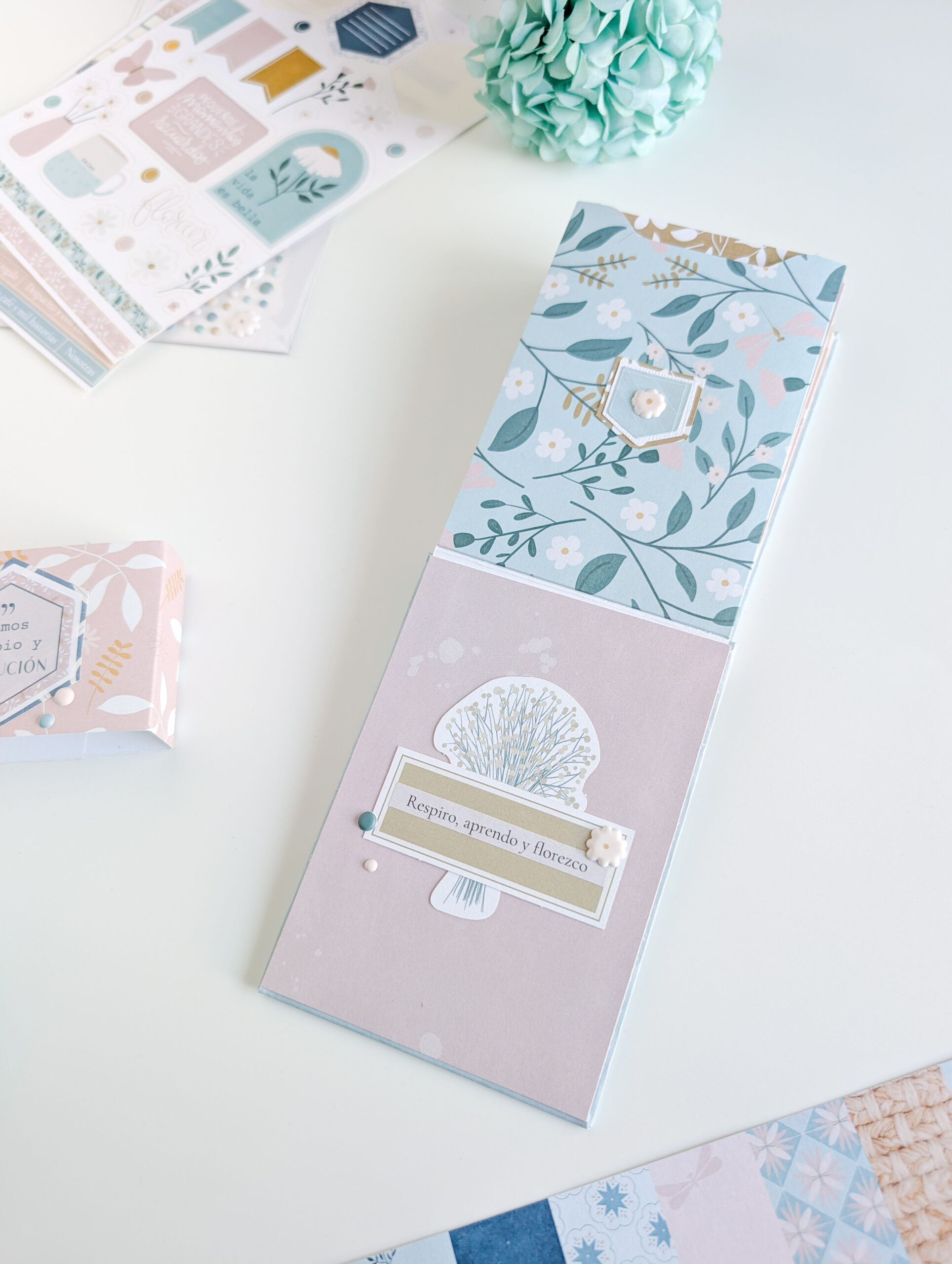 Mini álbum de seis sobres decorado con Mi Calma y el sello Gratitud, pensado como diario de gratitud.
