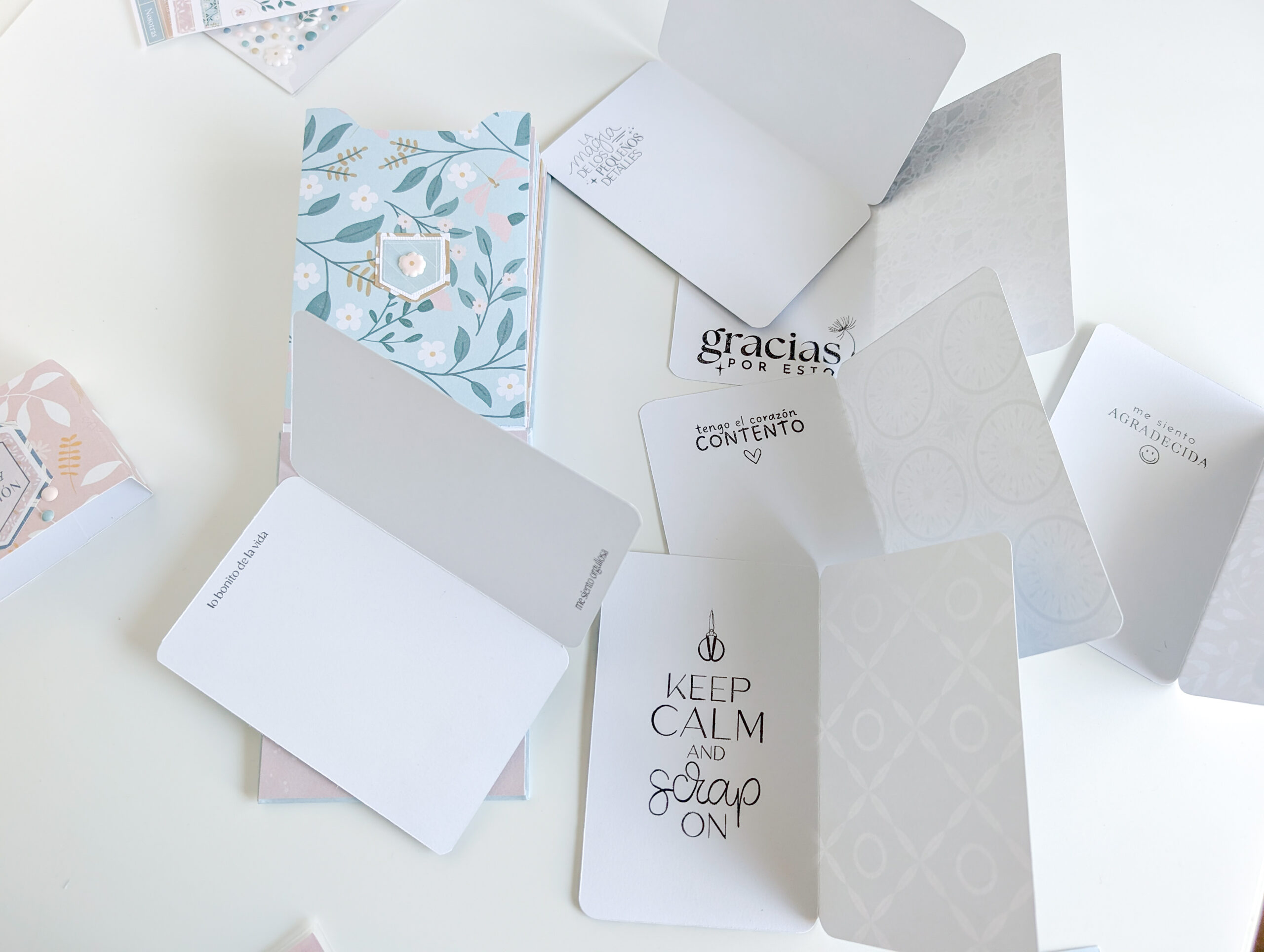 El mini lo decoré con varios elementos de la colección: die cuts, pegatinas de frases, puffys… pero como siempre, muy a mi estilo, de una forma bastante sencilla.