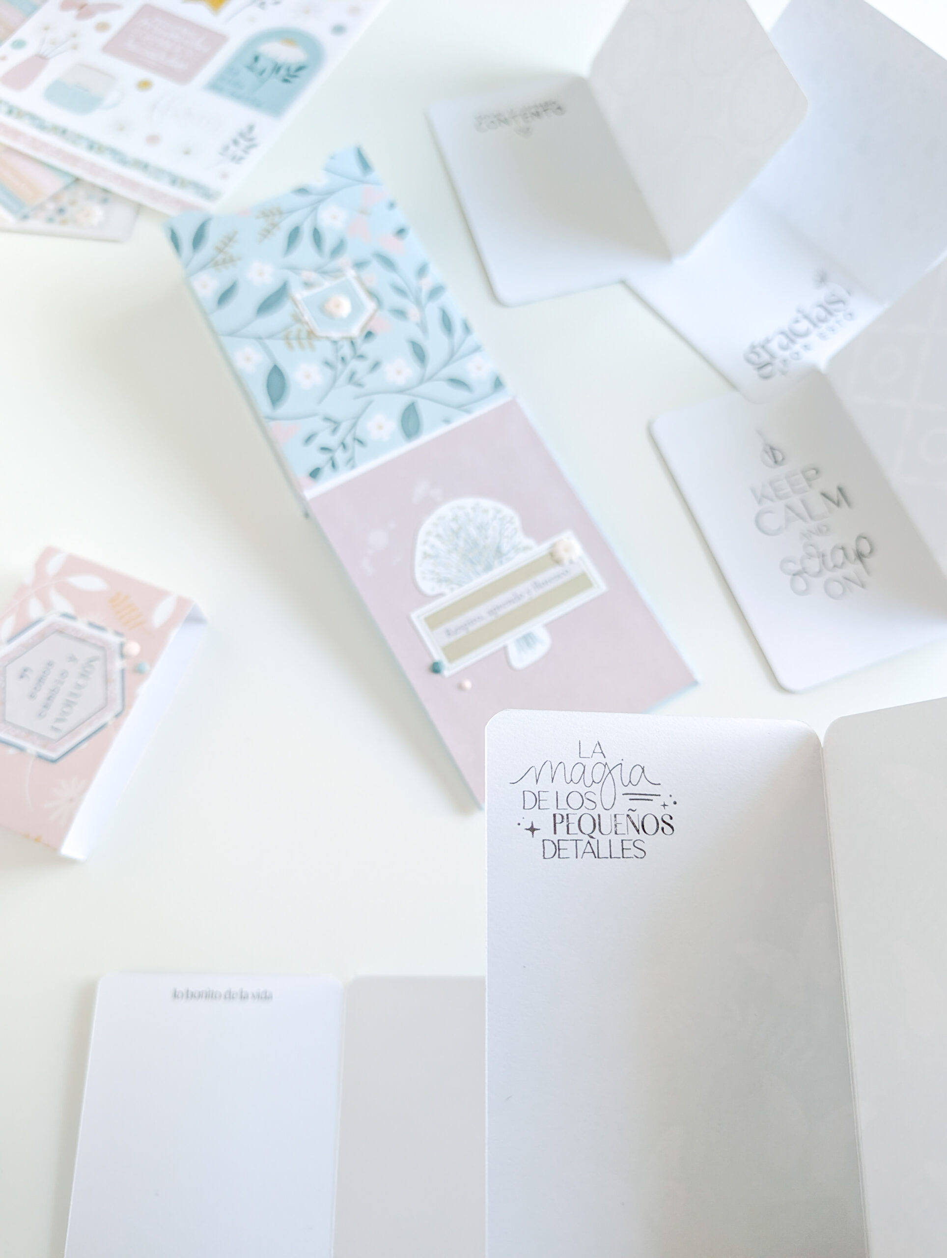 El mini lo decoré con varios elementos de la colección: die cuts, pegatinas de frases, puffys… pero como siempre, muy a mi estilo, de una forma bastante sencilla.