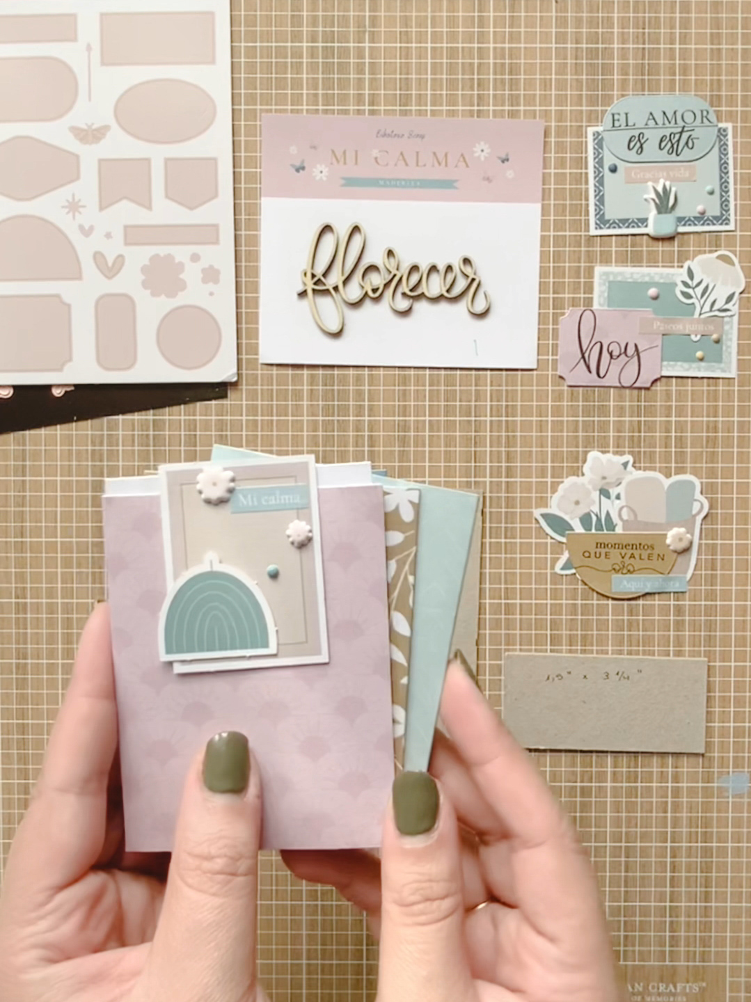 Detalle de la encuadernación en acordeón del mini álbum Mi calma.