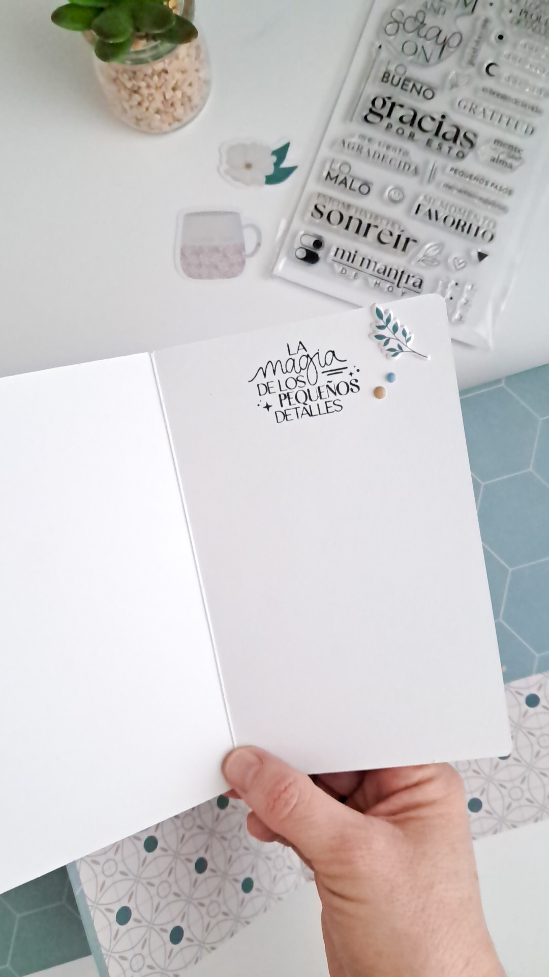 Páginas decoradas con el sello Gratitud de bihotzez scrap en el mini álbum 